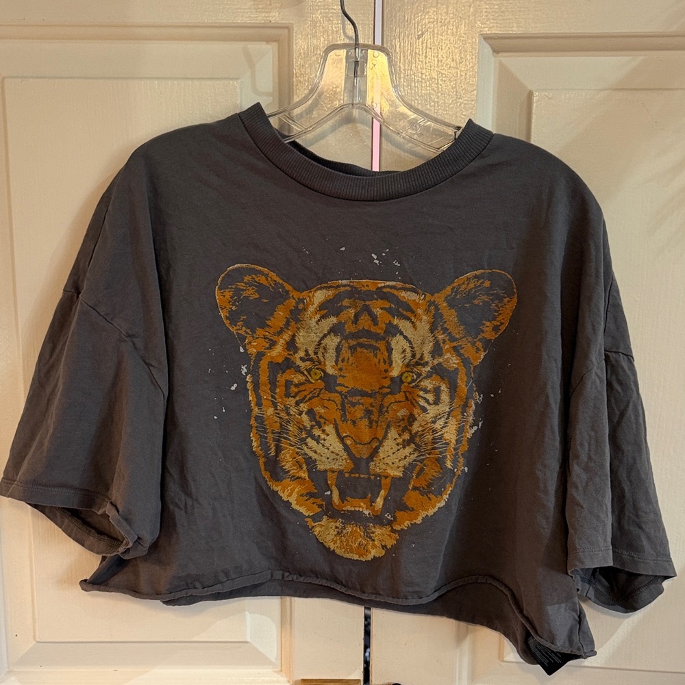 Woman’s Tiger Graphic crop T-Shirt - Gray